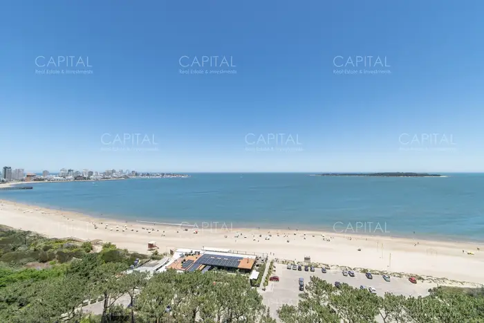 Imarangatu de dos dormitorios y dependencia frente al mar en venta Punta del Este.