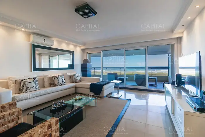 Apartamentoen torre lobos de tres dormitorios en primera linea frente al mar en Playa Brava en Alquiler, Punta del Este