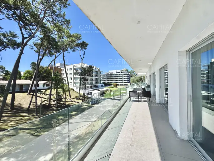 Apartamento en venta a estrenar en Playa Mansa - Punta del Este.
