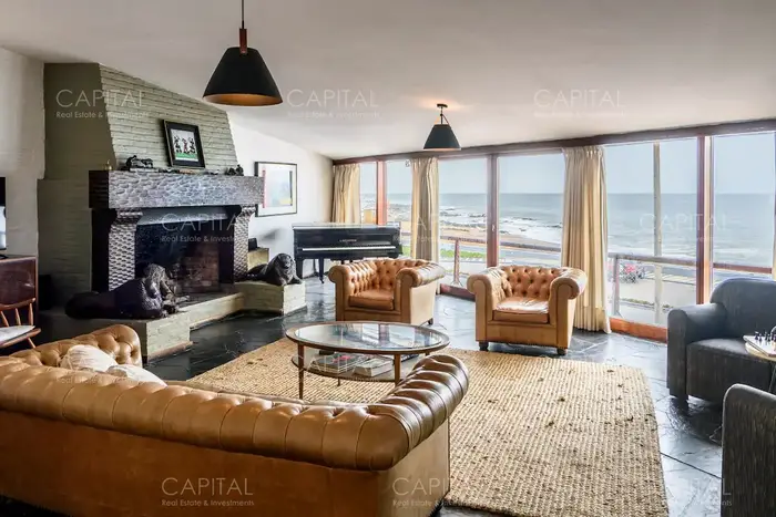 Casa de seis dormitorios en primera linea frente al mar en Península de Punta del Este