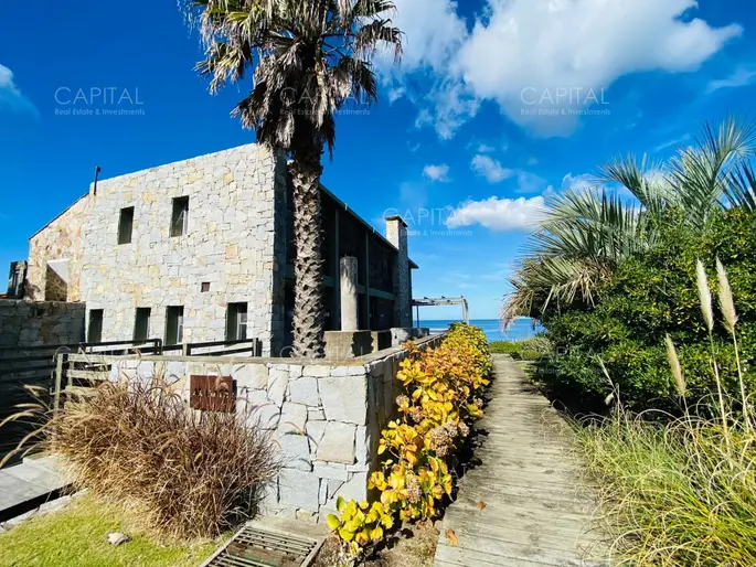 Espectacular Casa Frente al Mar en La Barra en Alquiler