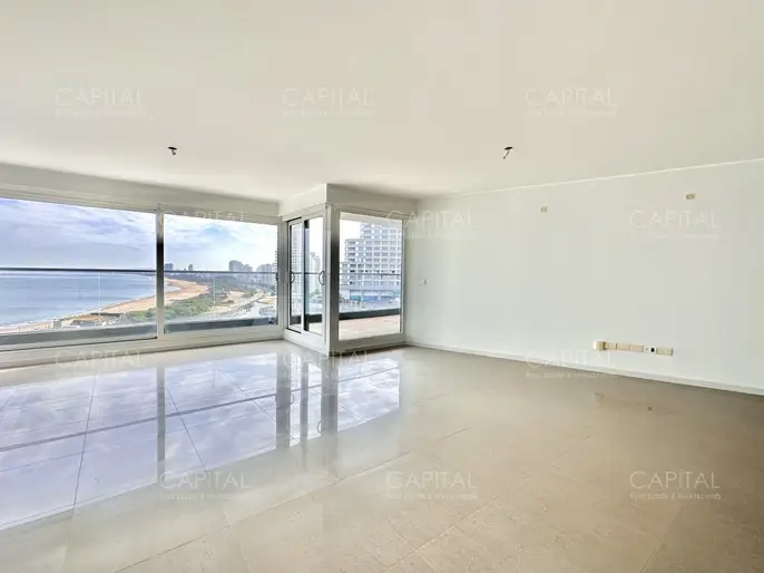 Apartamento de tres dormitorios con vista al mar en venta, Punta del Este.