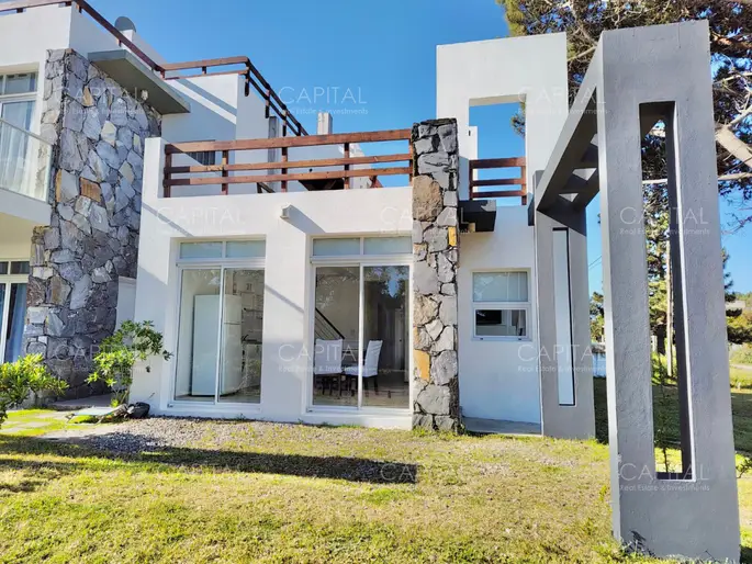 Apartamento de dos dormitorios en alquiler en Manantiales.