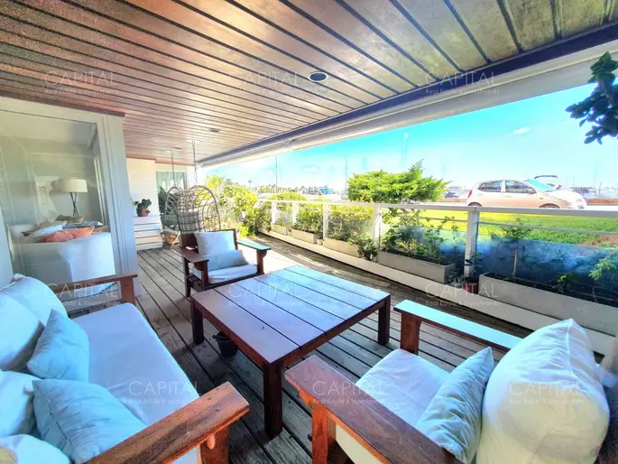 Venta departamento cuatro dormitorios frente al puerto Punta del Este