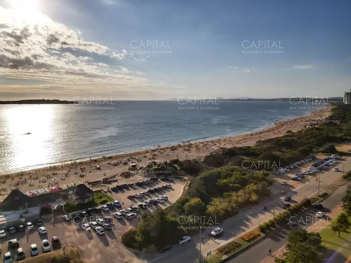 Venta de apartamento tres dormitorios sobre playa Mansa en inmejorable ubicación