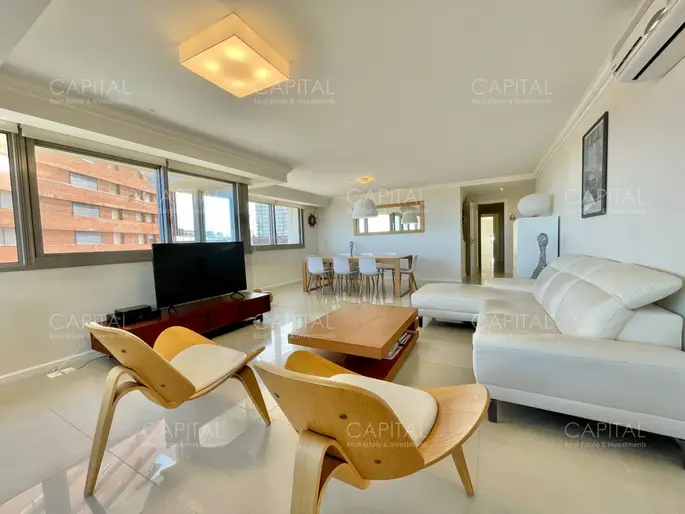 Apartamento tres dormitorios y servicio frente al mar