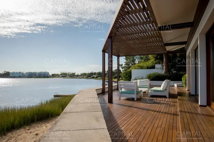 Excelente casa ubicada sobre la arena en La Barra