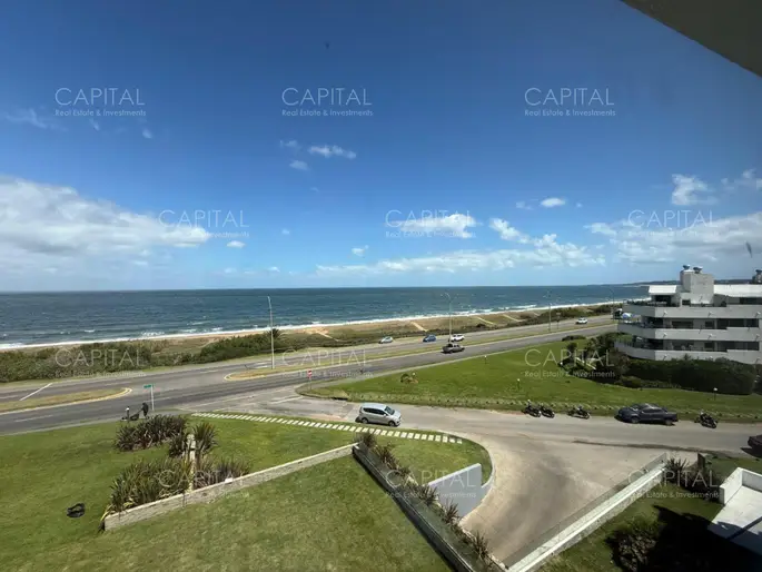 Venta departamento tres dormitorios en suite frente al mar Playa Mansa Punta del Este