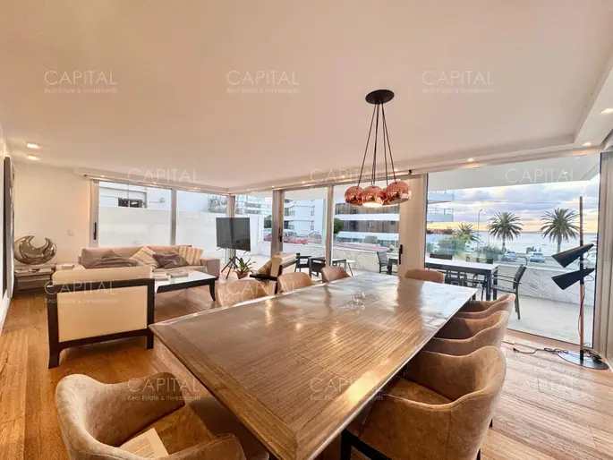 Apartamento en Venta Frente al Mar Punta del Este Cuatro dormitorios