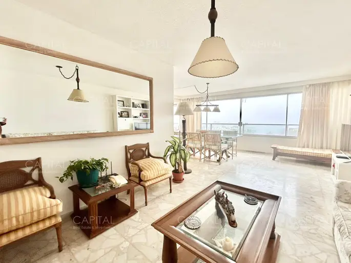 Apartamento en venta con muy buena vista a Playa Mansa.