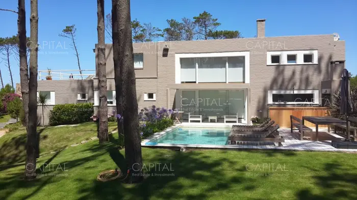 Excelente casa de Cinco Dormitorios en Laguna Blanca