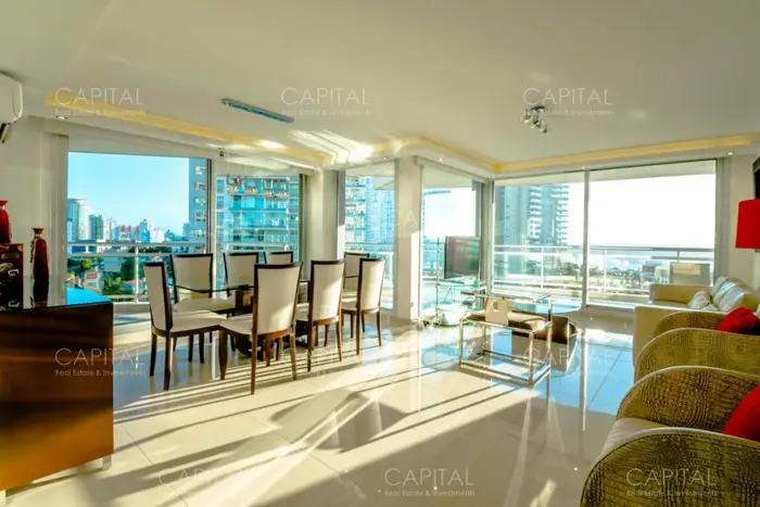 Apartamento de tres dormitorios y dependencia de servicio en venta, Playa Mansa Punta del Este