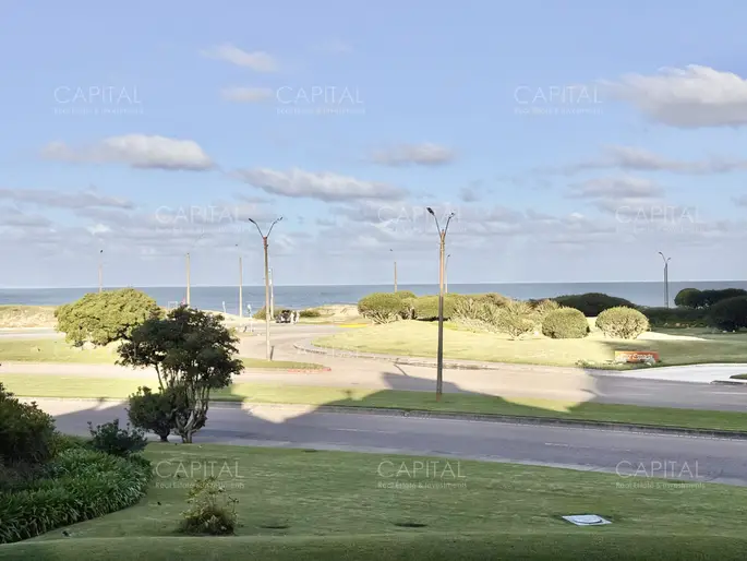 Apartamento reciclado de dos dormitorios frente al mar en Playa Brava en venta
