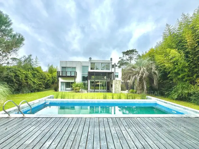 Moderna Casa San Rafael en Venta