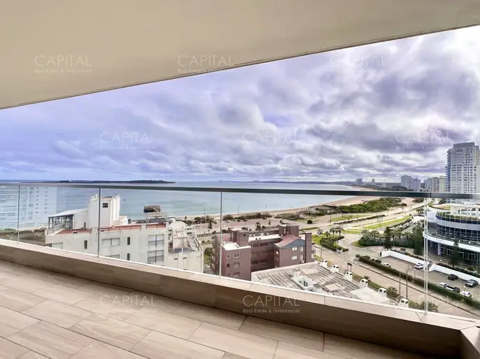 Apartamento de tres dormitorios y dependencia con vista al mar, Playa Mansa, Punta del Este.