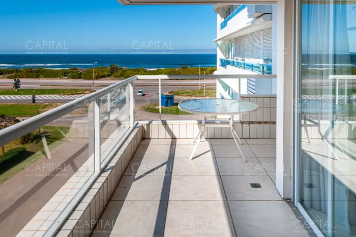 Apartamento de Tres Dormitorios Frente a Playa Brava