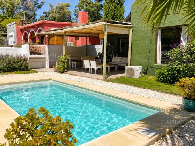 Casa con piscina a pocas cuadras del centro de La Barra