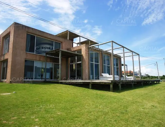 Excelente casa frente al Mar en la zona Montoya
