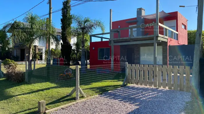 Casa de dos dormitorios en alquiler, a cuadras del mar.