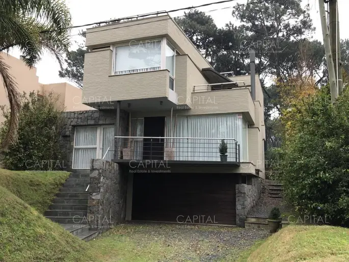 Casa en Montoya 4 dormitorios con piscina a pocas cuadras del mar