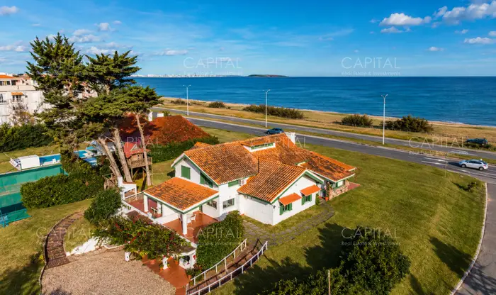 Casa Frente al Mar en La Mansa con Cancha de Tennis