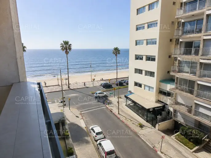Apartamento de tres dormitorios y dependencia en venta zona Pocitos a pasos de la Rambla