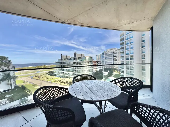 Departamento Esquinero de 2 Dormitorios en Punta del Este con Vista al Mar