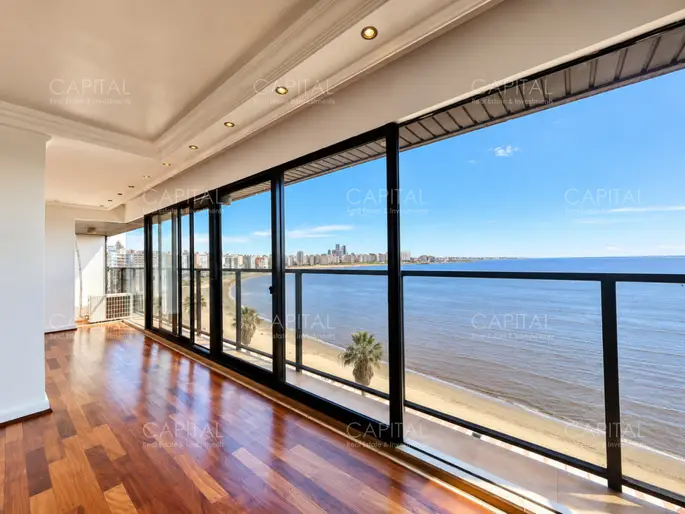 Apartamento frente al mar en Rambla Pocitos de tres dormitorios y servicio en venta.