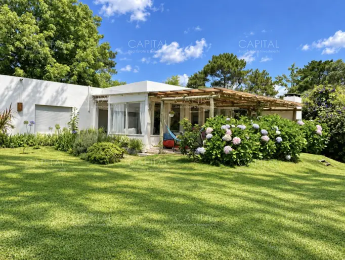 Linda casa en La Barra con gran jardin con piscina
