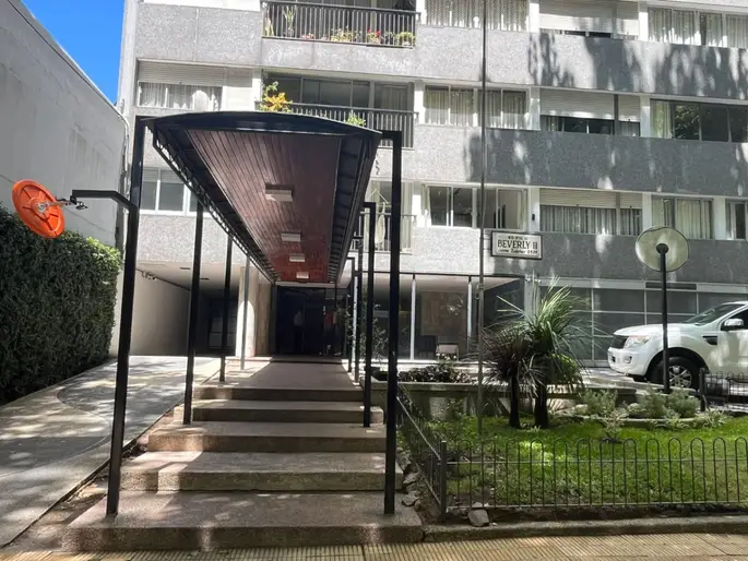 Apartamento con muebles 2 dormitorios, cochera, en Punta Carretas