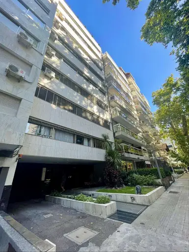 VENTA APARTAMENTO EN POCITOS  3 DORMITORIOS Y SERVICIO Y GGE.