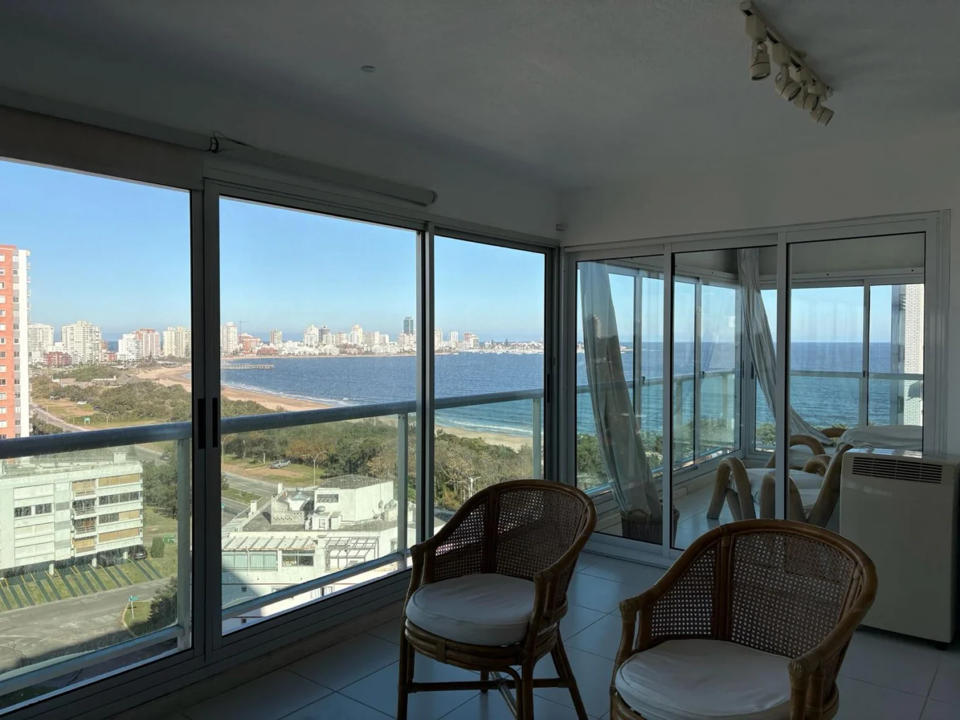 Apartamento en Playa Mansa, propiedad 274631 -Imagen 2