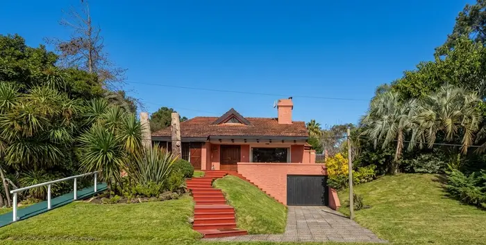 Venta de Chalet de Categoría en San Rafael: Hermoso Jardín, Piscina y Barbacoa