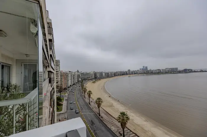 Apartamento en Rambla de Pocitos, frente a Trouville