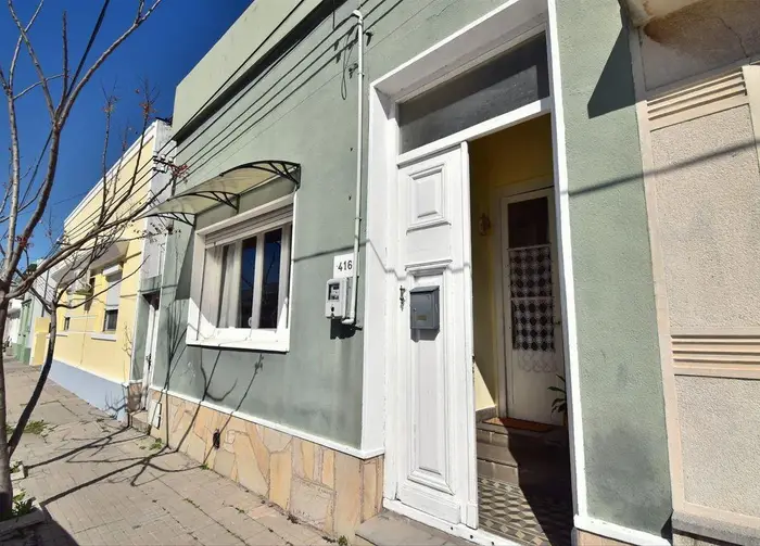 CASA 3 DORMITORIOS, 2 BAÑOS Y FONDO. ZONA COMERCIAL