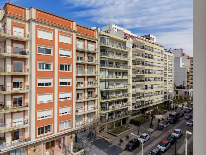 Venta Apartamento 3 dormitorios mas servicio 186m2+15 m2 terraza,a mts de rambla Punta Carretas