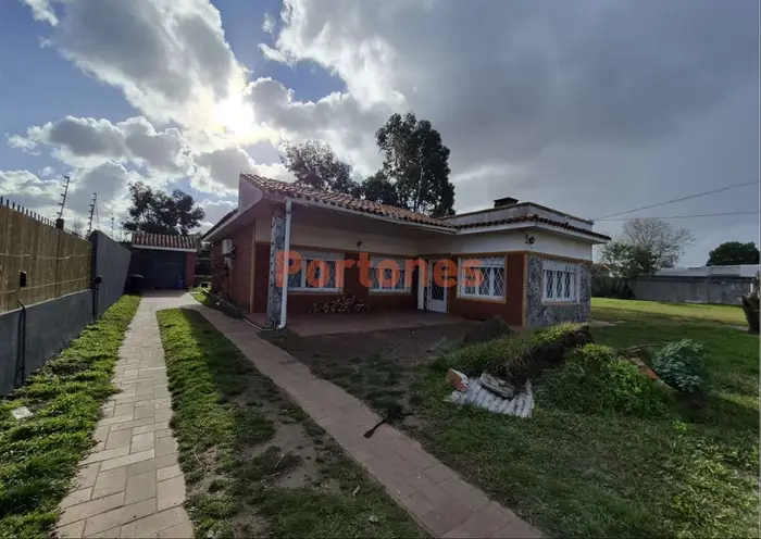 Se vende casa con piscina en Solymar Sur a 4 cuadras de la Rambla.