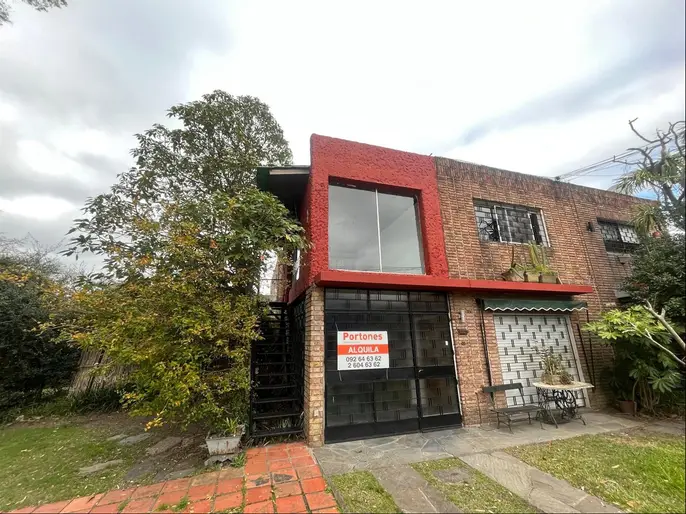 Se alquila casa de dos dormitorios en Carrasco sobre Av.italia.