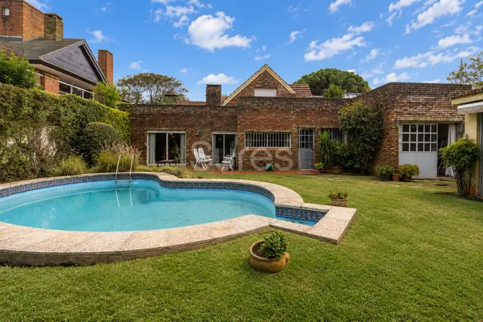 Casa de 4 dormitorios con piscina en venta, en Carrasco