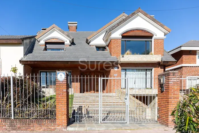 Alquiler de casa 3 dormitorios, garaje y piscina en Carrasco, Montevideo