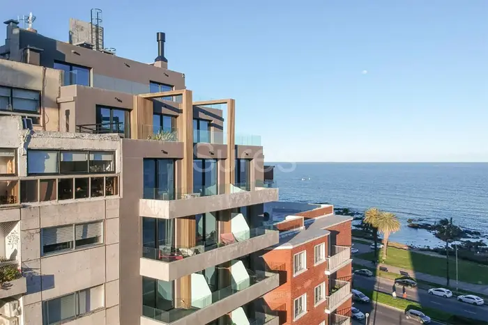 Venta apartamento 2 dormitorios con terrazas y garajes en Punta Carretas