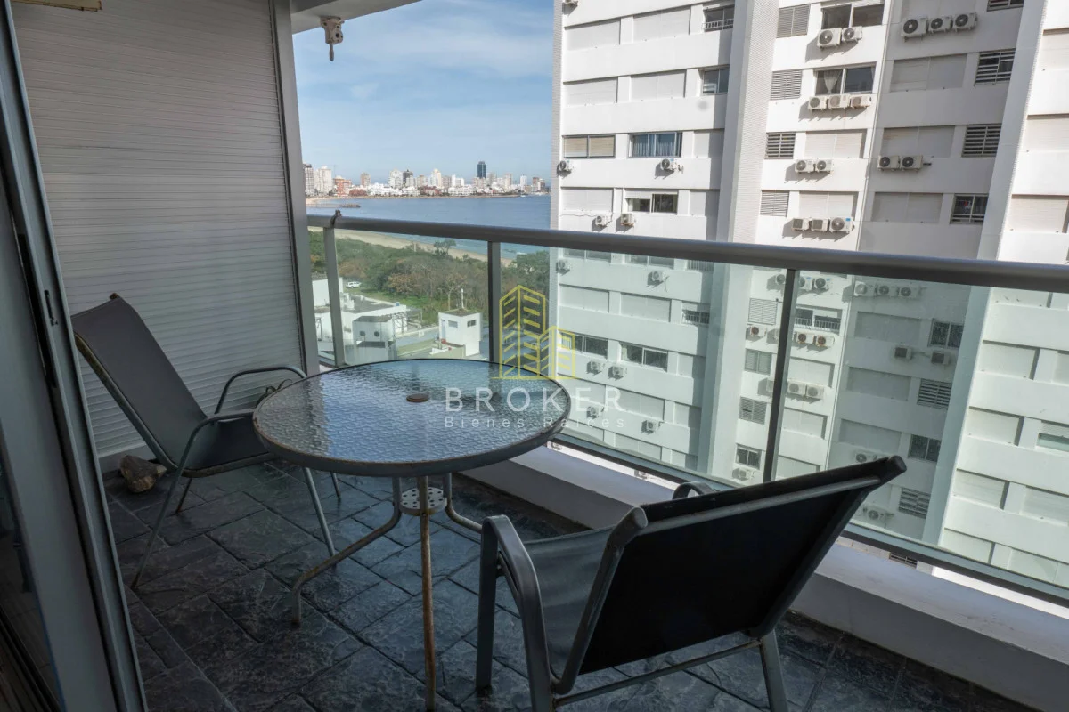 Apartamento en Playa Mansa, propiedad 275265 -Imagen 2