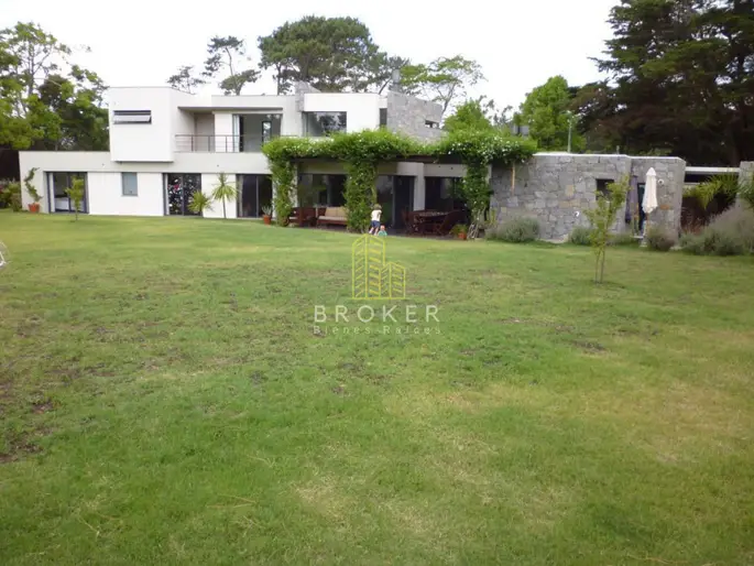 Alquiler Casa 5 dormitorios Punta del Este piscina climatizada