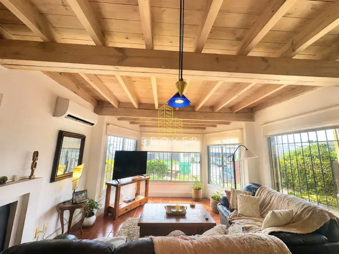 Alquiler de casa de 3 dorm+ servicio en la barra en excelente unbicacion