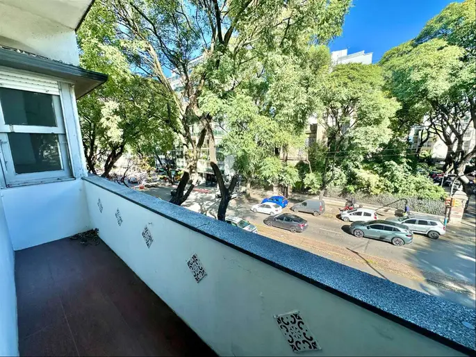 Venta de apartamento en Pocitos de 3 dormitorios y servicio