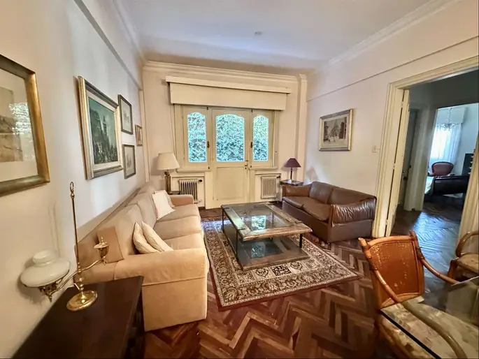 Venta de apartamento de 2 dormitorios y servicio en Punta Carretas