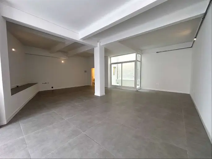 Alquiler de local comercial a estrenar sobre calle Pablo de María, en su mejor ubicación.