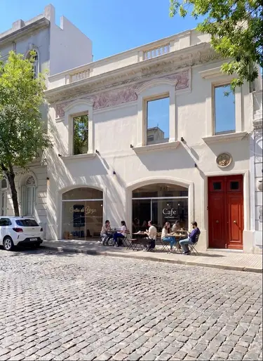 Alquiler de local a estrenar ideal para empresas, consultorios u oficinas sobre la calle Pablo de María, en su mejor ubicación.
