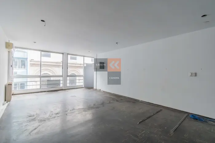 Venta y alquiler de oficina en Ciudad Vieja, en proceso para aceptar vivienda