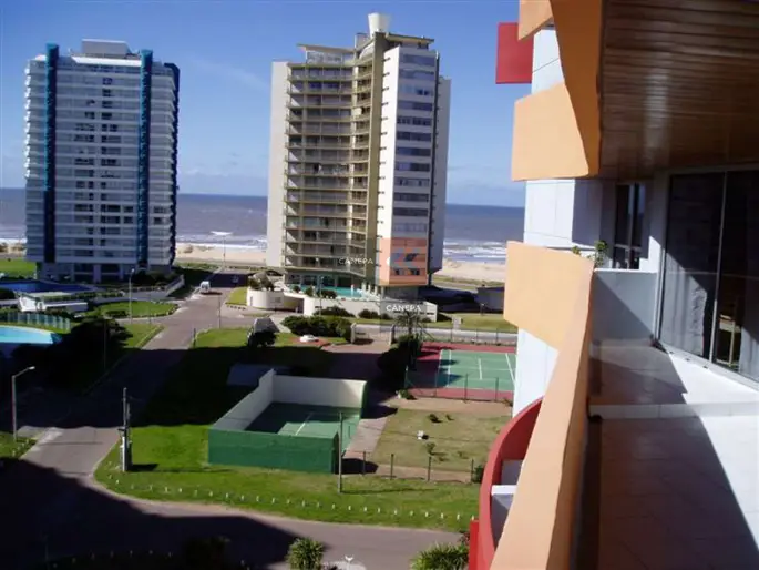 Imperdible apartamento a dos cuadras de la brava, con preciosa vista al mar.
